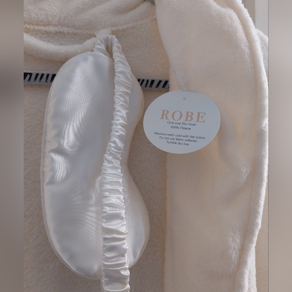 Soft robe, slippers and sleep mask - Picture 8 of 9